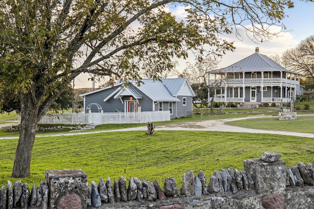 Kingsby Cottage 1BR & Mountain Views — 4-Star Luxury Hotel in Boerne, United States