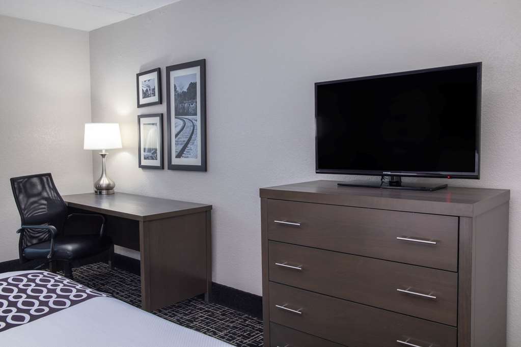 La Quinta Inn & Suites by Wyndham Chattanooga East Ridge - photo 17