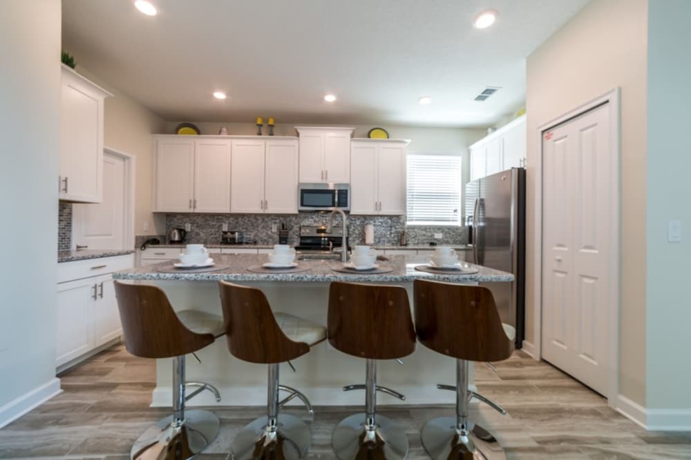 Cool and Modern 5 Bed 4 Ba Game Room Pool Spa 4724sh - photo 13