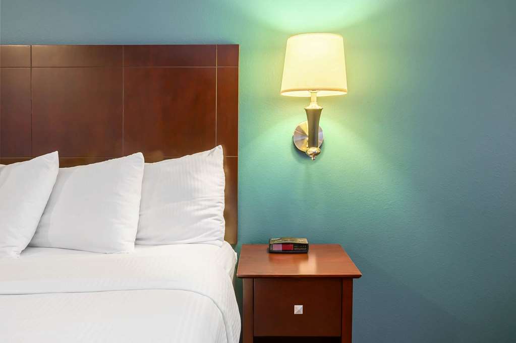 La Quinta Inn & Suites by Wyndham Longview North - photo 14