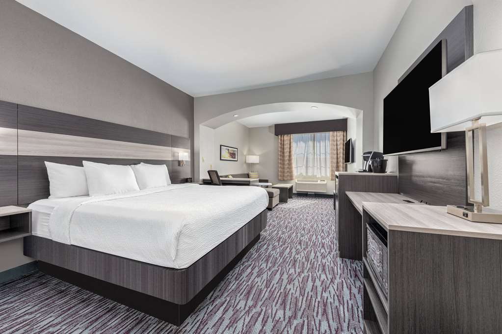 La Quinta Inn & Suites by Wyndham Allen at The Village - photo 2