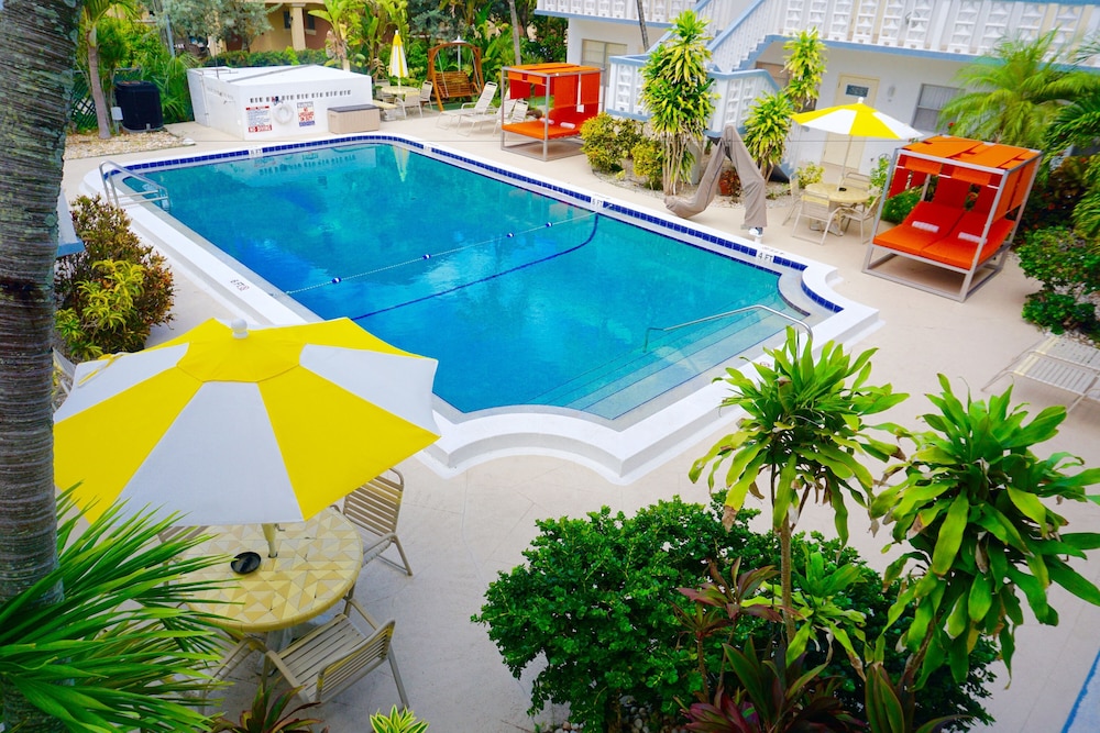 Club Lux Resort By the Beach - carbon neutral hotel in Deerfield Beach