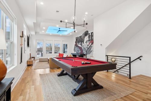 Stylish Multi Level Retreat Rooftop & Pool Table — 4-Star Luxury Hotel in Nashville, United States