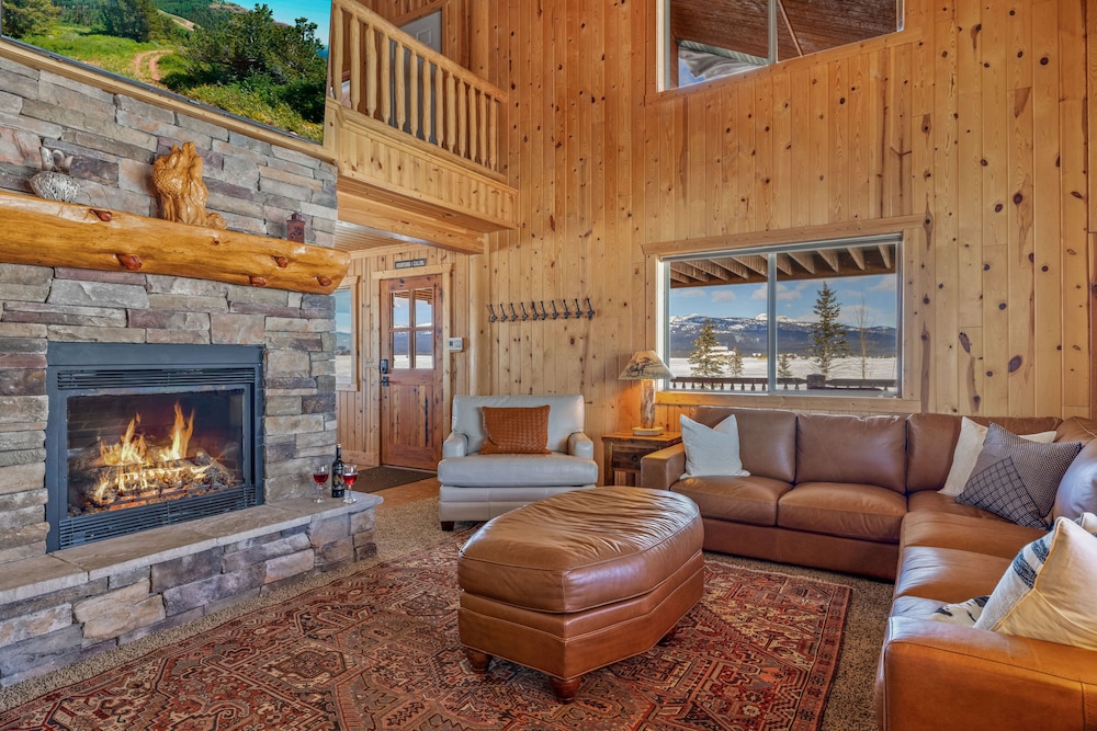 Liberty Lodge by KABINO Hot Tub Air Hockey 3 Living Rooms 7 bedrooms Boat Launch Reservoir ATV Snowmobile Trails WiFi — 4-Star Luxury Hotel in Island Park, United States