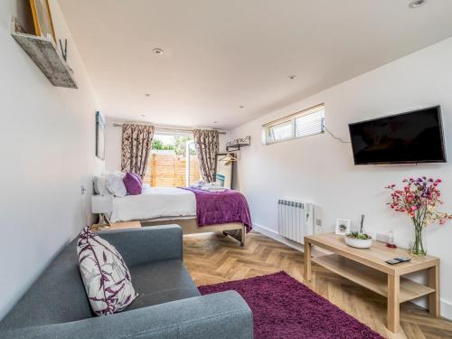 Charming Chalet a Stone's Throw From the Beach Pass the Keys — 4-Star Luxury Hotel in Chichester, United Kingdom