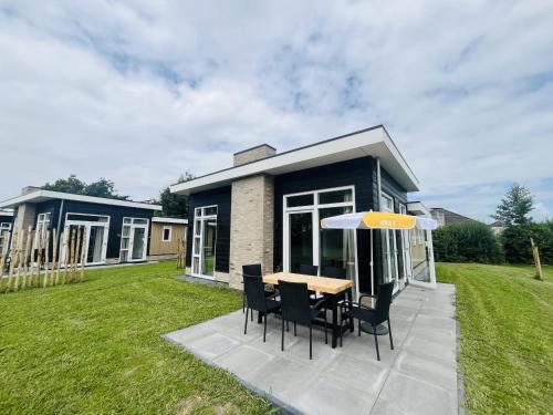 Huisje Britt met grote tuin en veel privacy — hotel in Dirkshorn