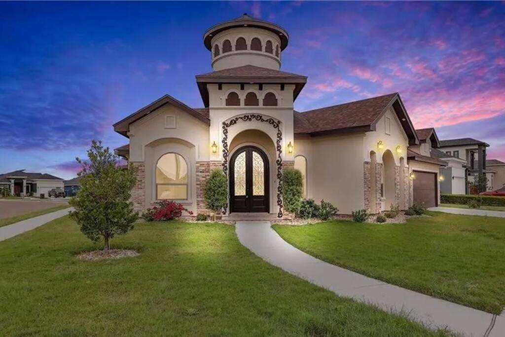 Luxurious Gated 3BR Oasis No chore Pet friendly — hotel in Edinburg