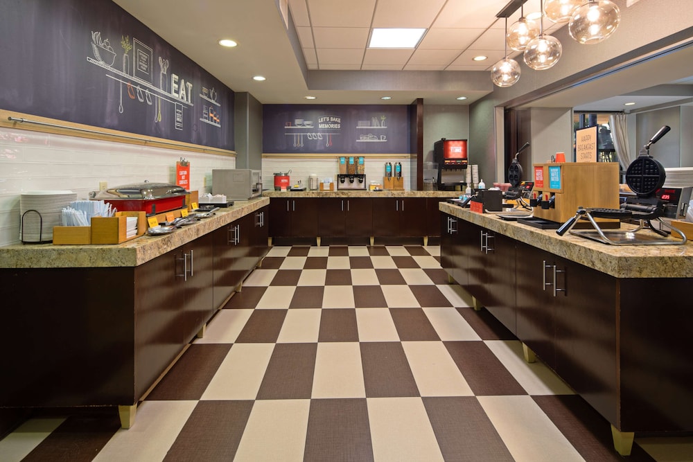 Hampton Inn Visalia - photo 25