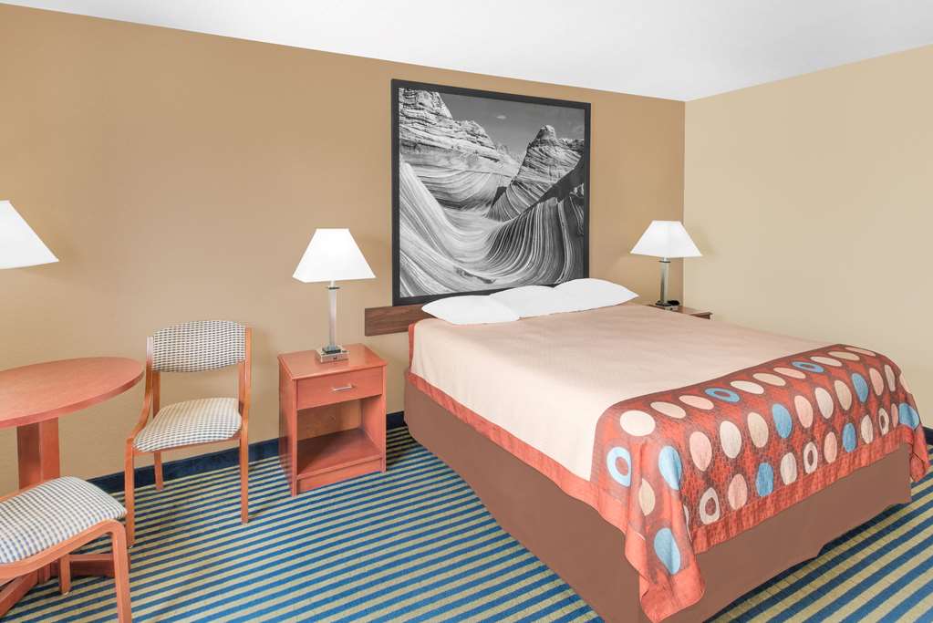 Super 8 by Wyndham Marshalltown - photo 13