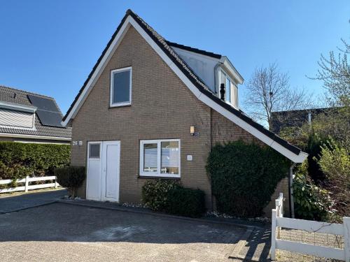 Hubsches Ferienhaus In Ouddorp Fulaufig Zum Strand Und Zentrum — Ouddorp