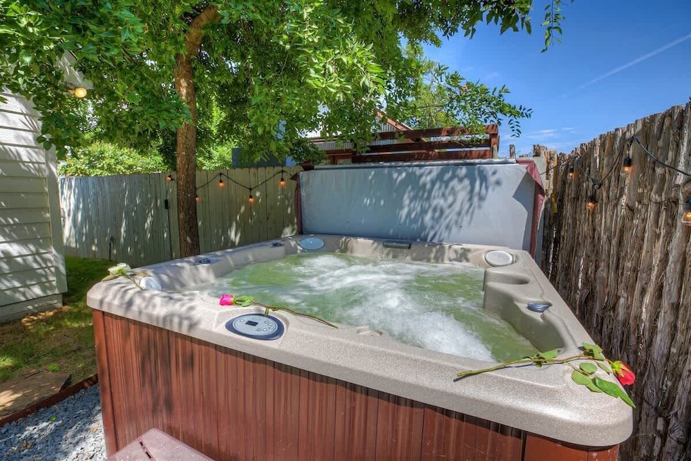 Luxury Combo Walk to Main with 2 Hot Tubs - photo 30