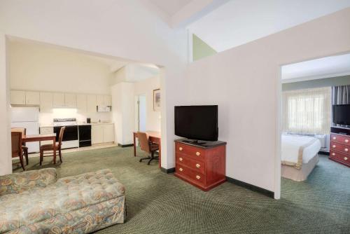 Hawthorn Suites by Wyndham Sacramento - photo 7