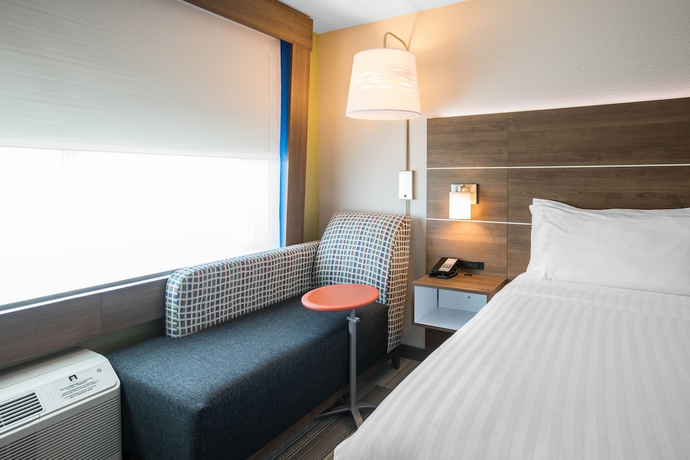 Holiday Inn Express & Suites Ludington by IHG - photo 9