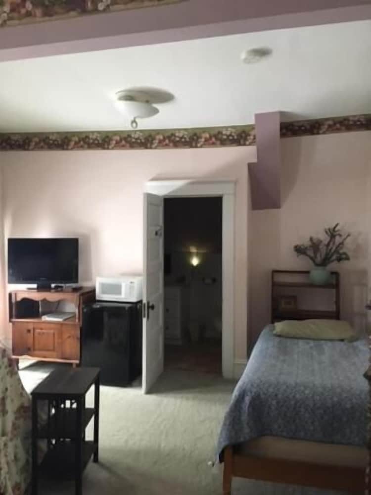 Victorian Charm Inn - photo 34