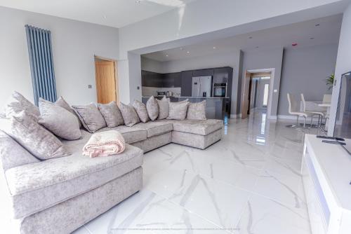 4 Bed Sleeps 8 Free Parking Pets Hot Tub — hotel in Kelty