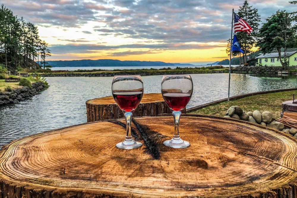The Lillipad in Lilliwaup: Magnificent Waterfront — hotel in Olympia