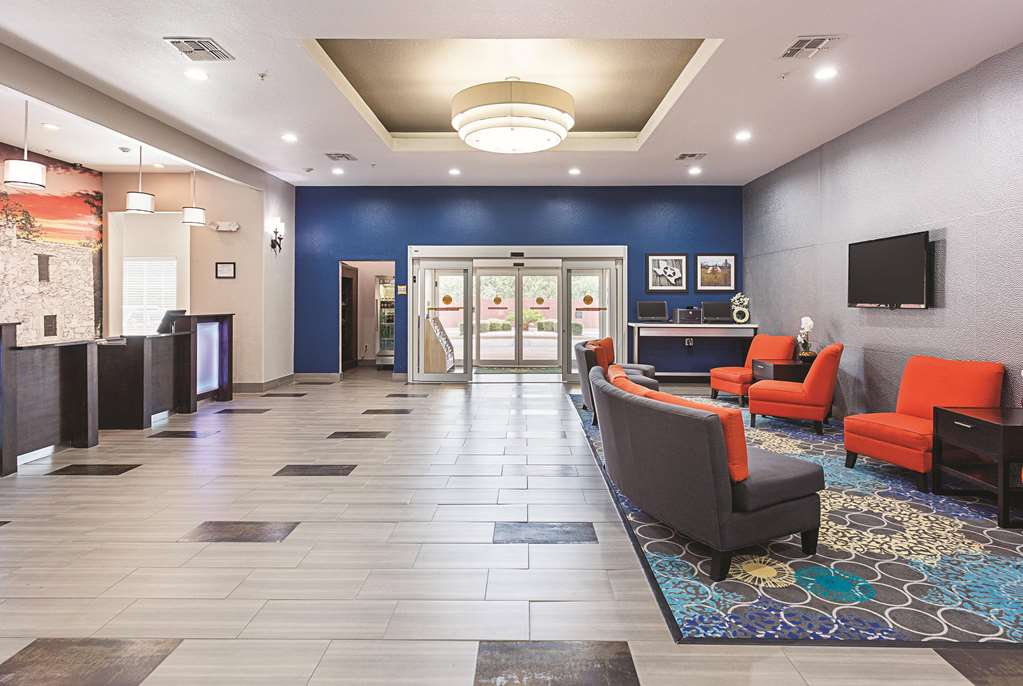 La Quinta Inn & Suites by Wyndham San Antonio Northwest - photo 7