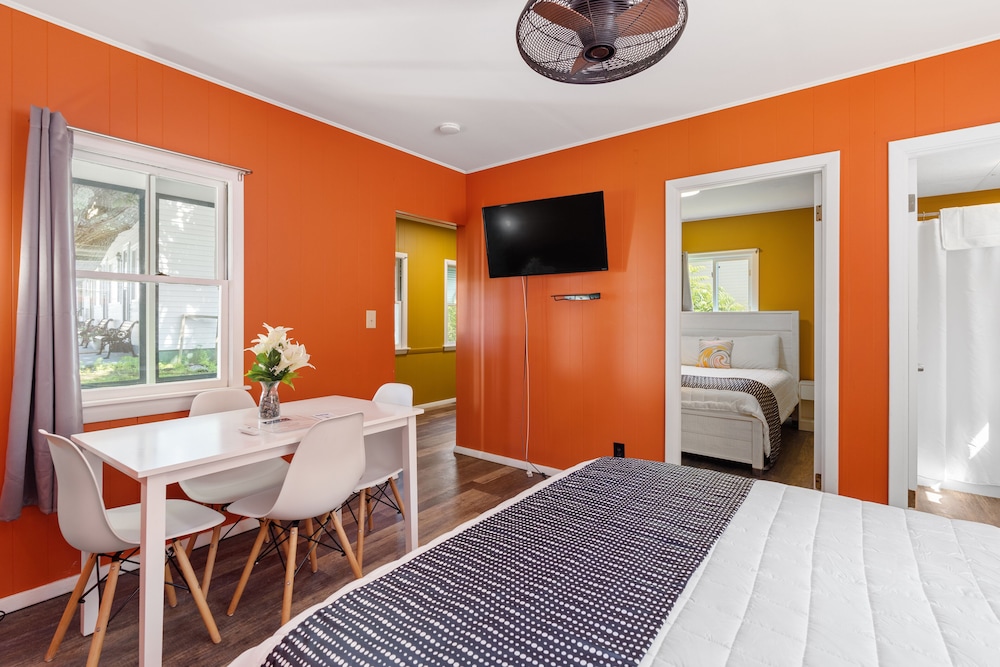 The Beaches Motel & Cottages - photo 17