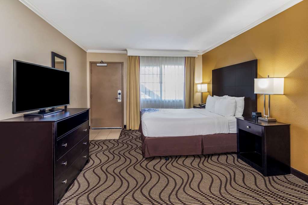 La Quinta Inn & Suites by Wyndham Carlsbad Legoland Area - photo 27