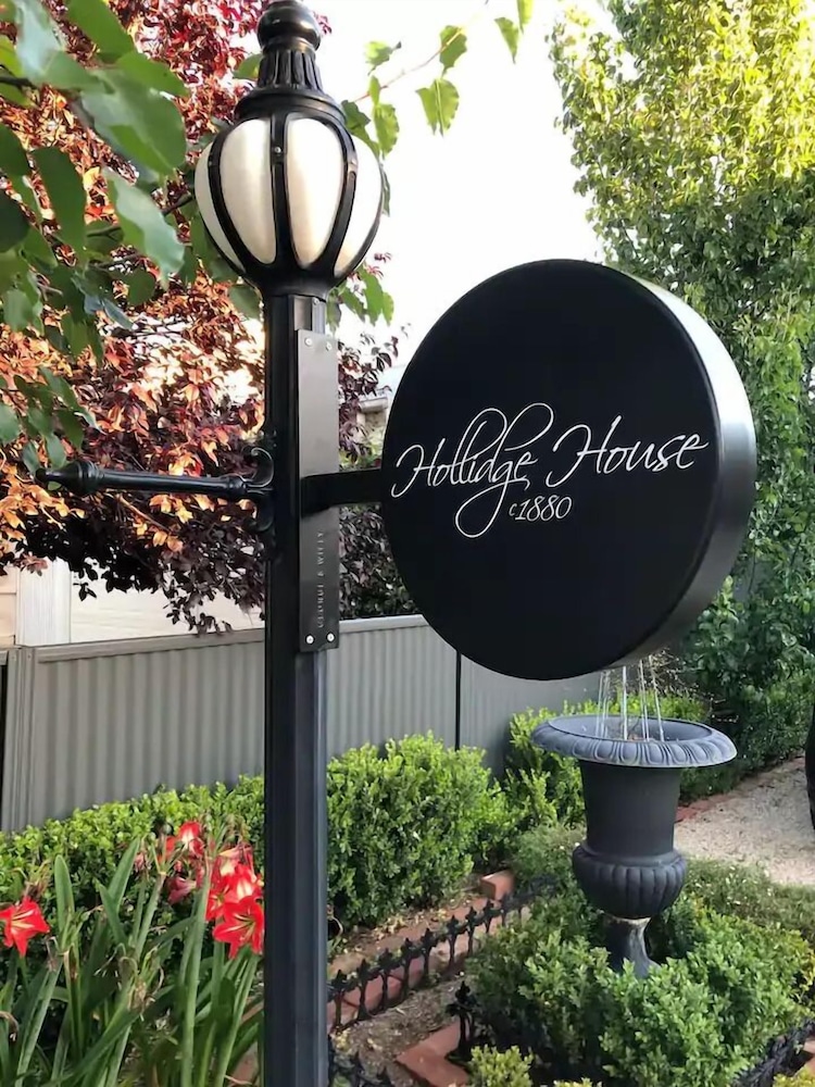 Hollidge House Apartments — 4-Star Luxury Hotel in Fullarton, Australia