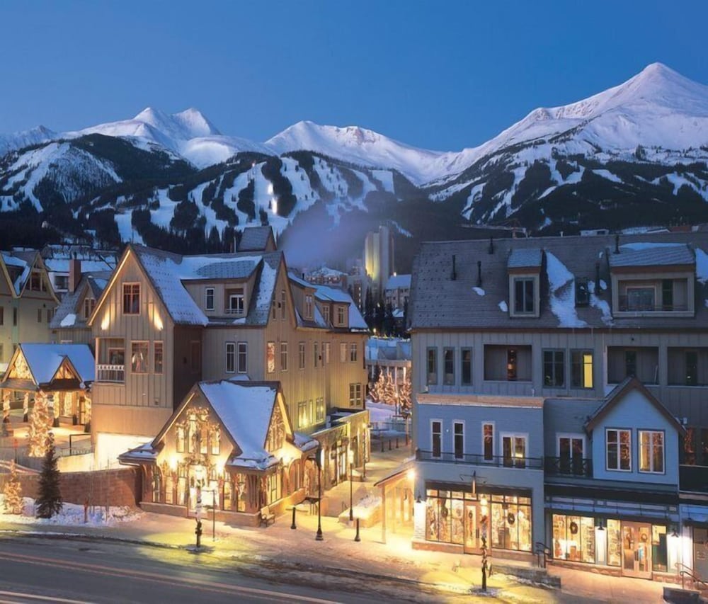 Luxury 1 Bedroom Ski in Ski Out Mountain Vacation Rental Just Steps from the Snowflake Ski Lift in Breckenridge — 4-Star Luxury Hotel in Breckenridge, United States