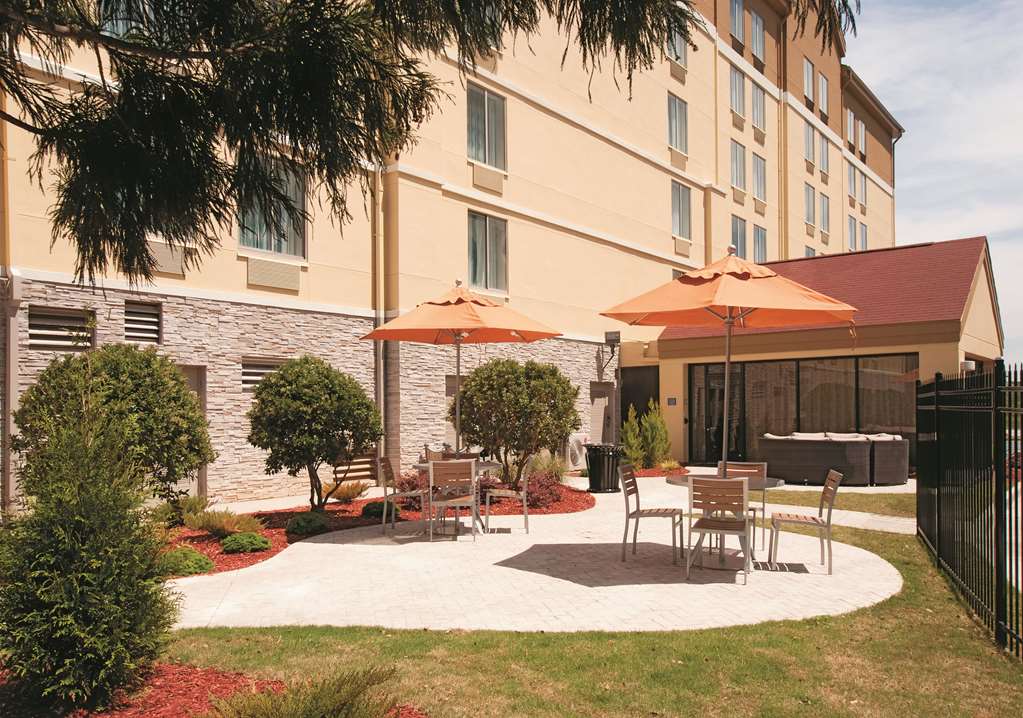 La Quinta Inn & Suites by Wyndham Atlanta Airport North - featured photo