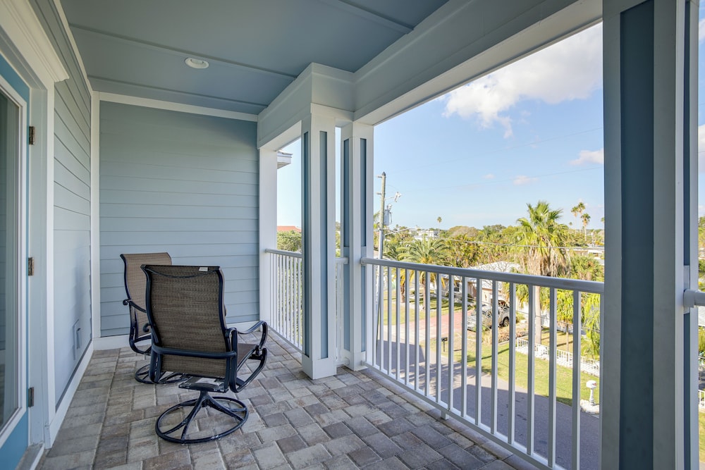 Steps to Shore: Modern Redington Beach Townhome — 4-Star Luxury Hotel in Redington Beach, United States