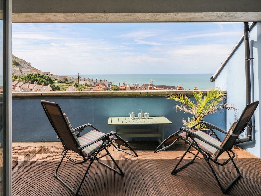 The Blue Cottage — 4-Star Luxury Hotel in Portland, United Kingdom