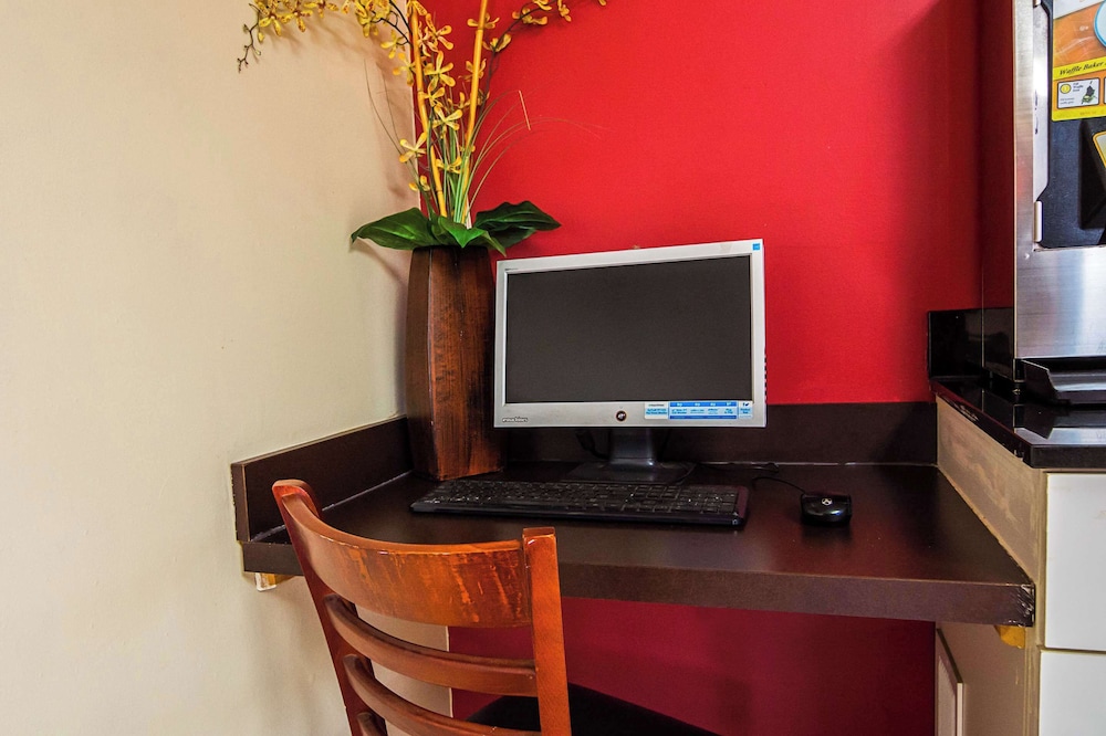 Econo Lodge Research Triangle Park - photo 26