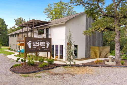 Bigfoot Hideout in Winslow, United States