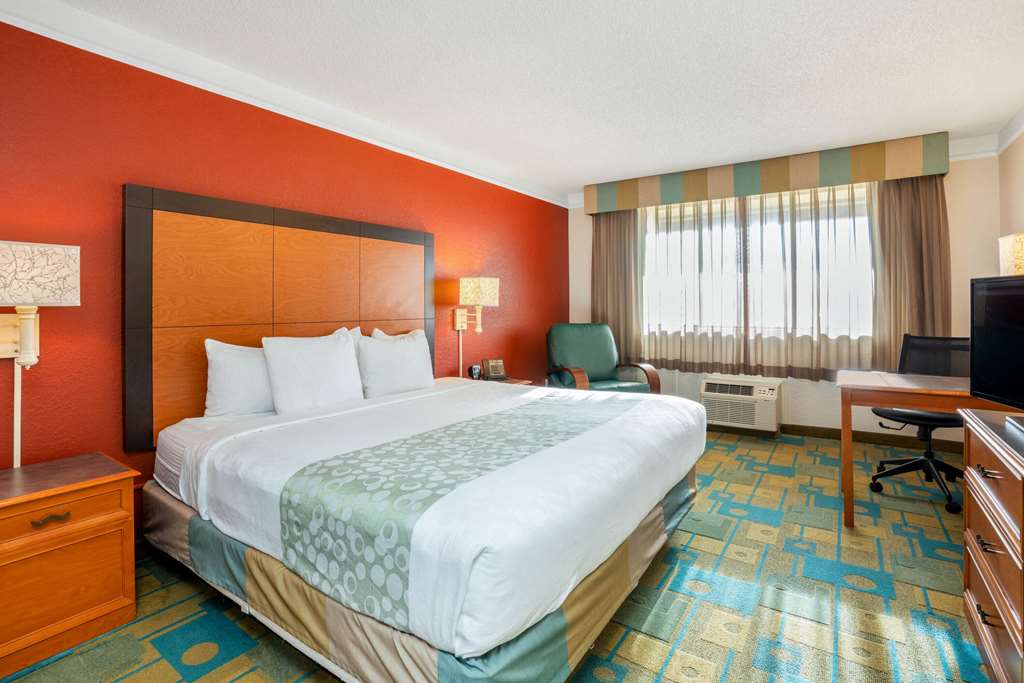 La Quinta Inn & Suites by Wyndham Seattle Sea Tac Airport - photo 14