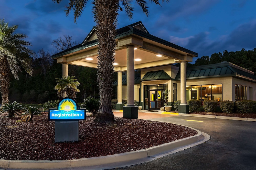 Days Inn by Wyndham Richmond Hill Savannah - photo 14