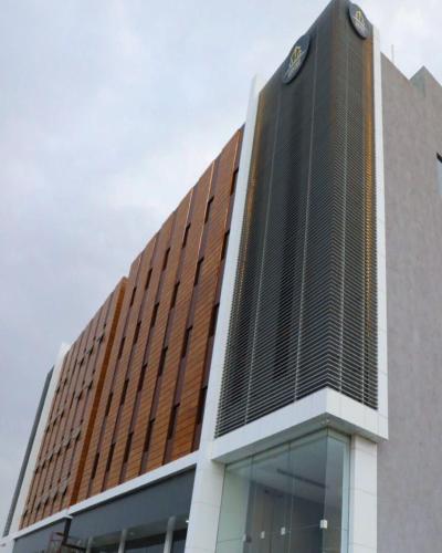 قولدن سكوير طريق الرياض Golden Square Riyadh Road in Khamis Mushait, Saudi Arabia