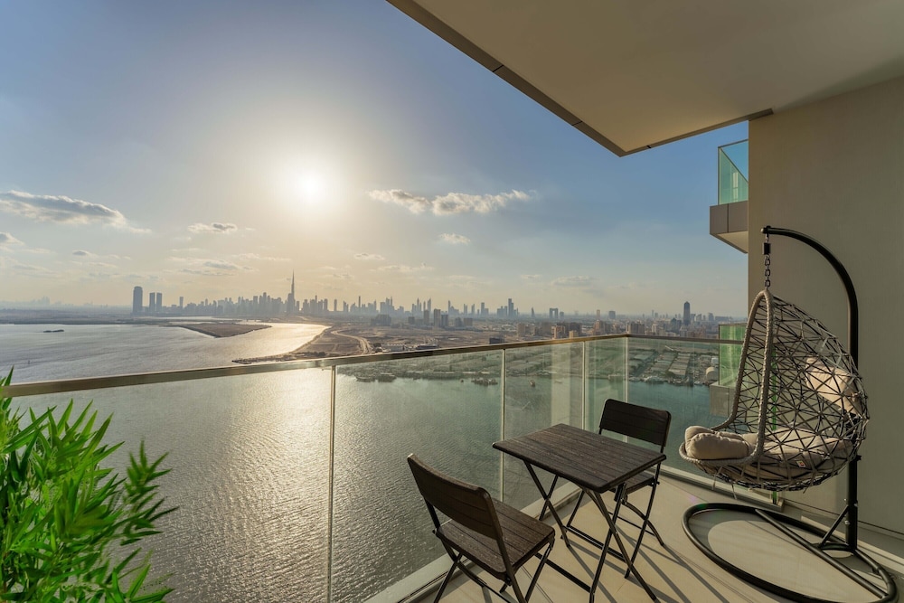 Maison Privee Trendy Apt on the Creek with Superb Dubai Skyline Vw — 4-Star Luxury Hotel in Dubai, United Arab Emirates