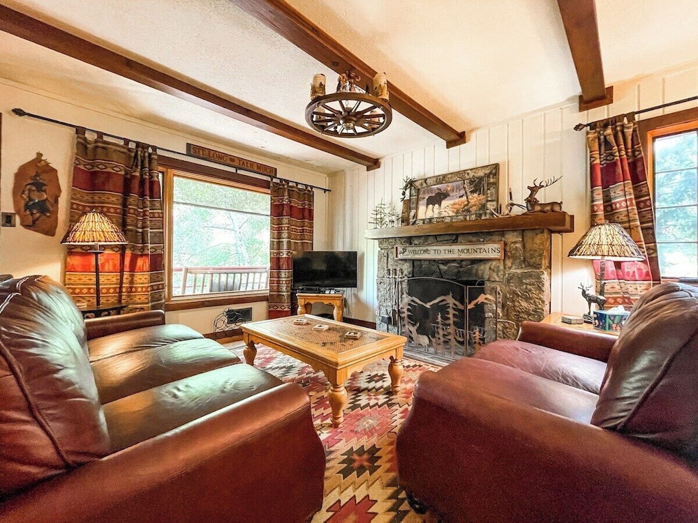 Mountainside Cabin_peaceful_near hiking trails — 4-Star Luxury Hotel in Cascade, United States