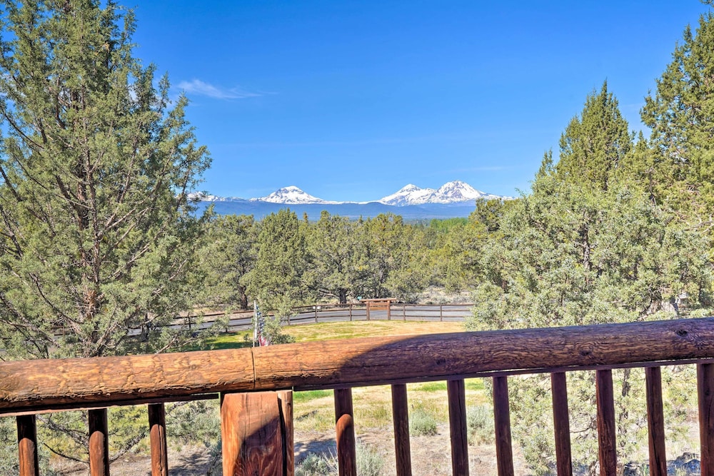 Cascade Mtn Views Pet Friendly Bend Log Cabin — 4-Star Luxury Hotel in Bend, United States