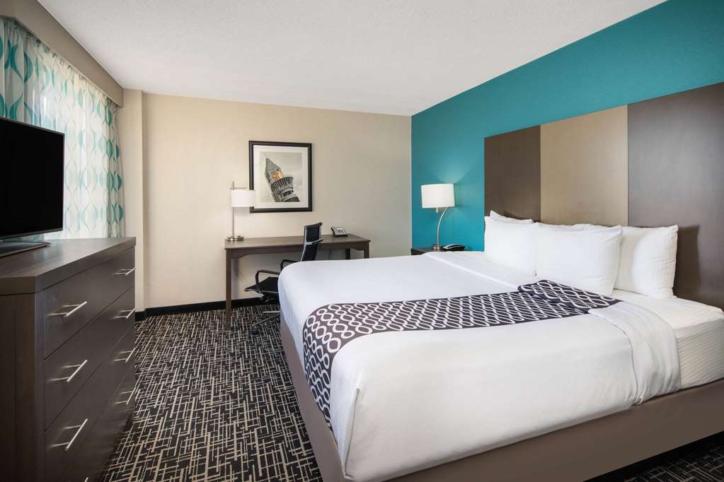La Quinta Inn & Suites by Wyndham Atlanta Airport North - photo 27