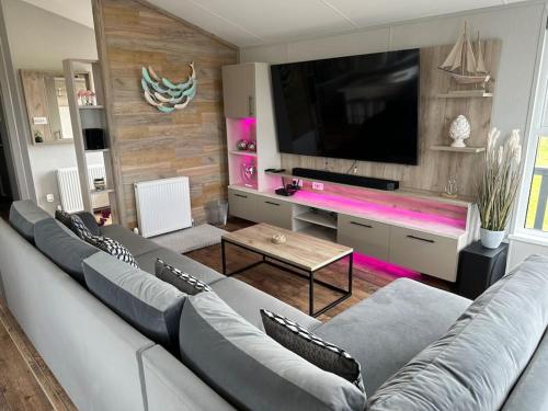 Modern Lodge with Amazing Views — 4-Star Luxury Hotel in Newquay, United Kingdom