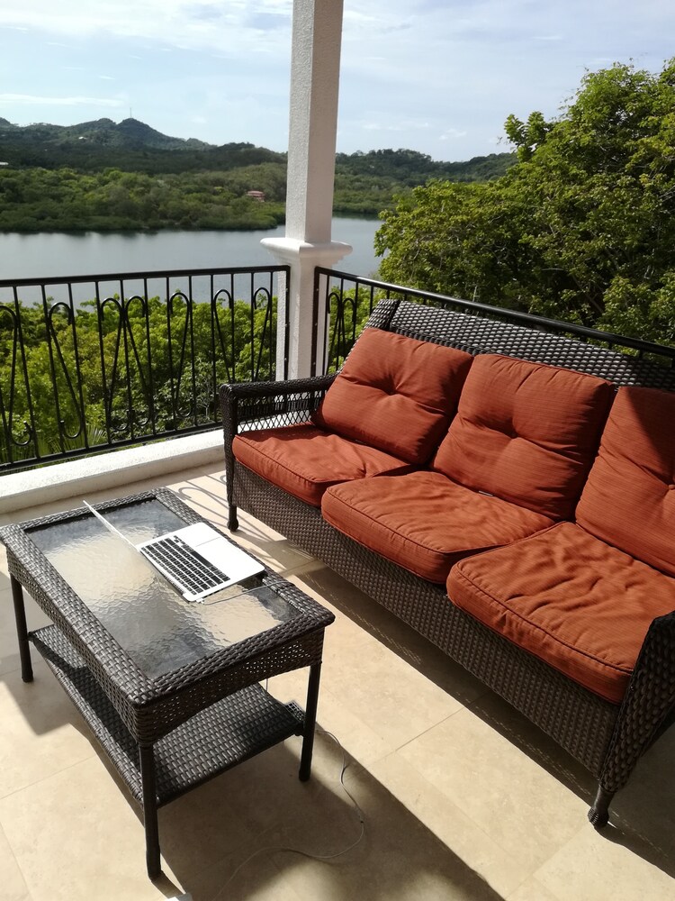 Dos Bahias in French Harbor, Honduras