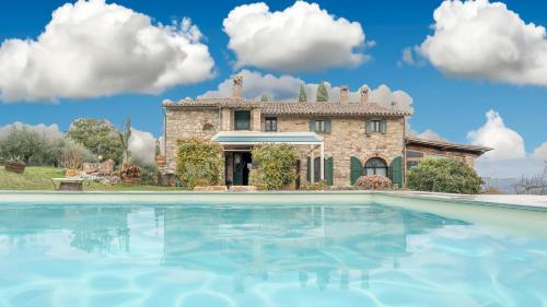 Casale Delle Farfalle 12 Emma Villas — 4-Star Luxury Hotel in Monte Castello Di Vibio, Italy