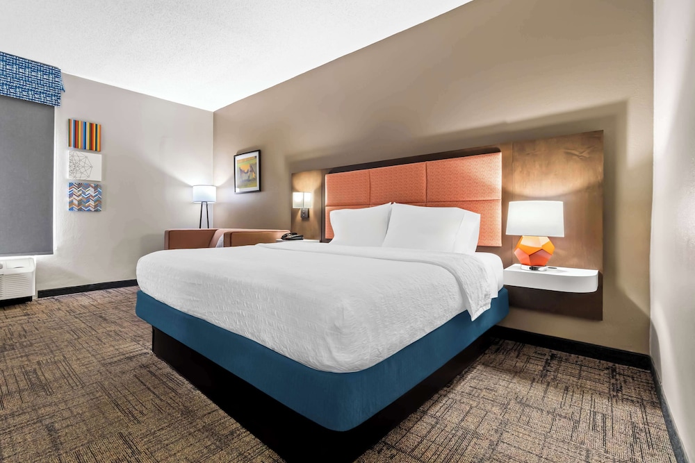 Hampton Inn Jonesboro - photo 22