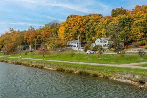 Great Location Colleges Hiking Ithaca Commons — Ithaca — photo 4