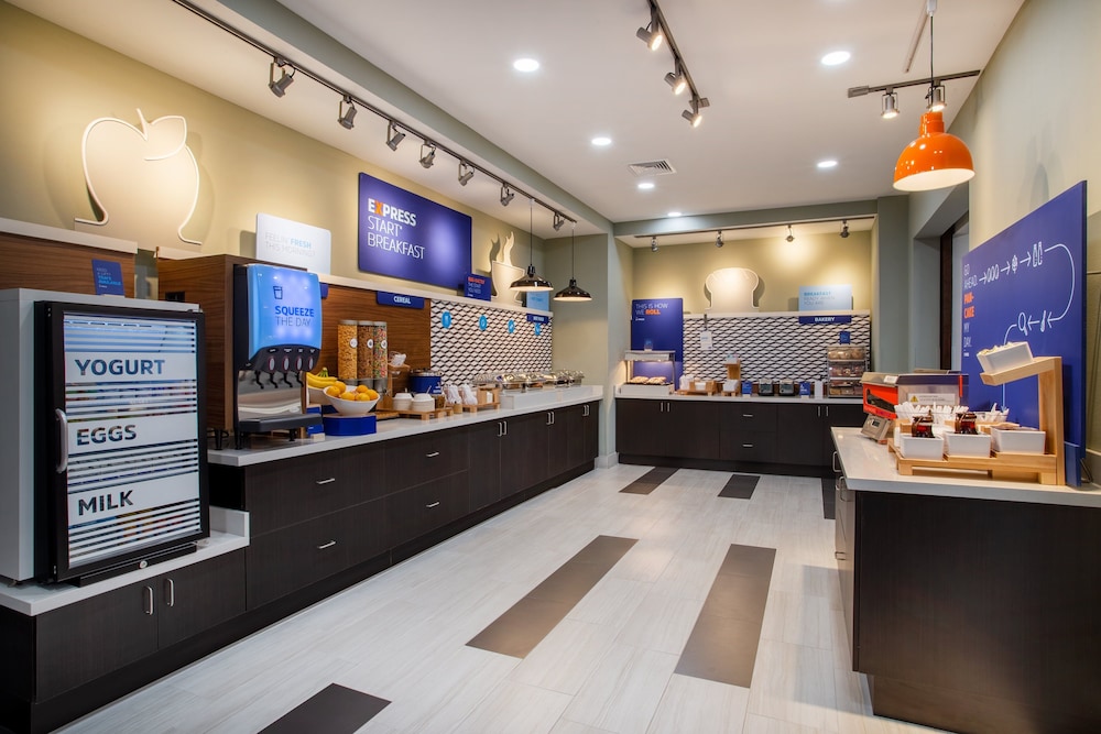 Holiday Inn Express & Suites Deland South by IHG - photo 28