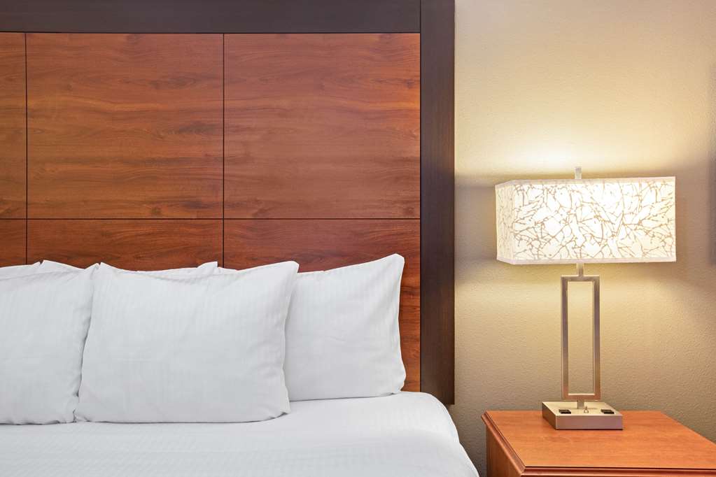 La Quinta Inn & Suites by Wyndham N Little Rock McCain Mall - photo 33