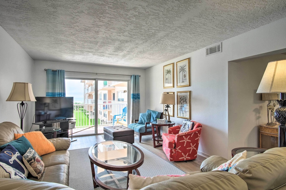 Sunny Cocoa Beach Condo with Balcony and Pool Access — 4-Star Luxury Hotel in Cocoa Beach, United States