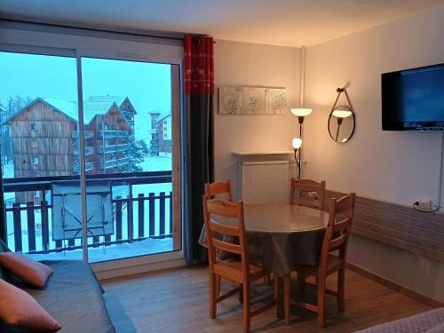 Joli Studio 4 6 Pers Balcon Avec Vue Sur Montagne - carbon neutral hotel in Unknown City