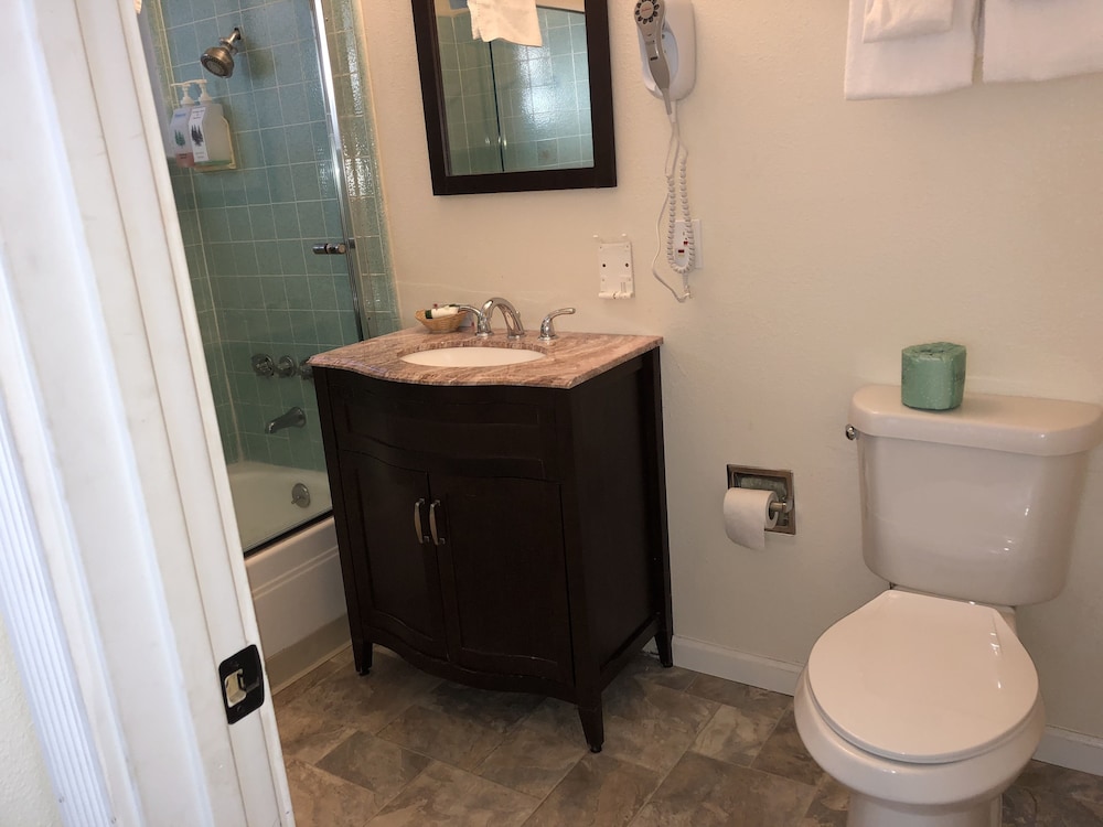 Cedar Inn & Suites - photo 58