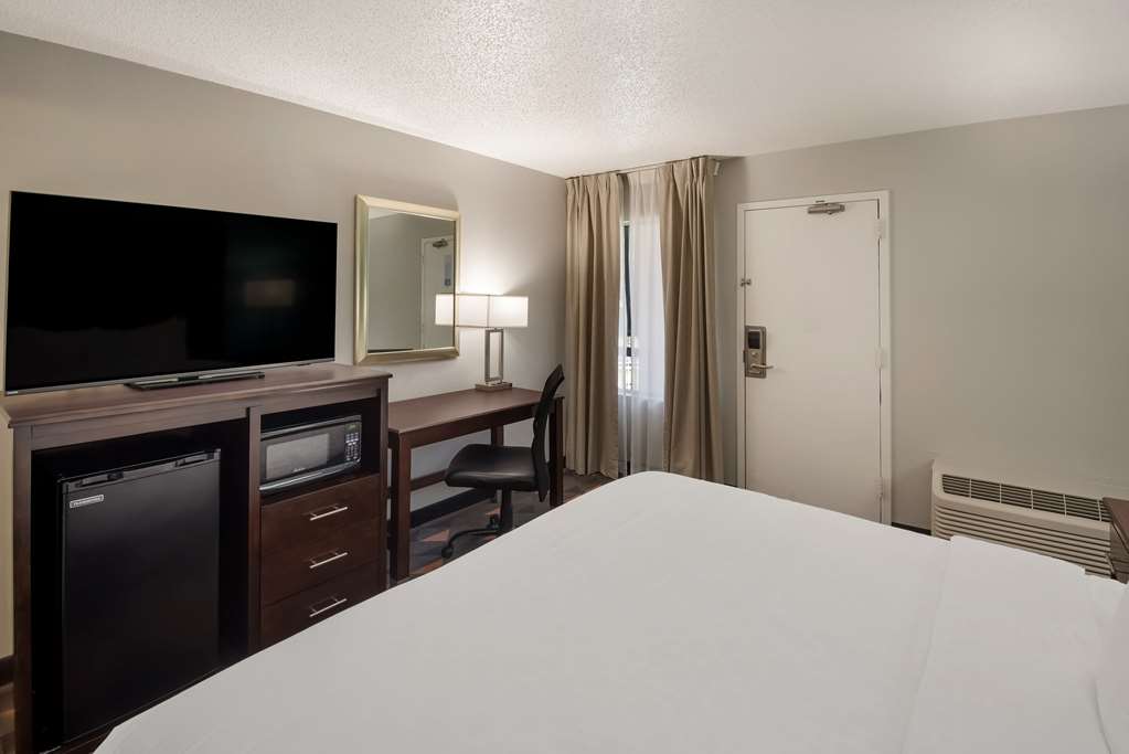 Clarion Pointe Indianapolis Northeast - photo 18
