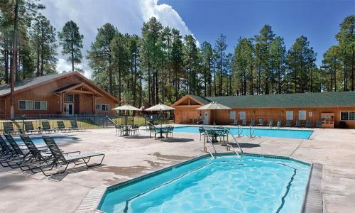 Resort 1BD condo with amenities of pool arcade walking trails and more — 4-Star Luxury Hotel in Pinetop-Lakeside, United States