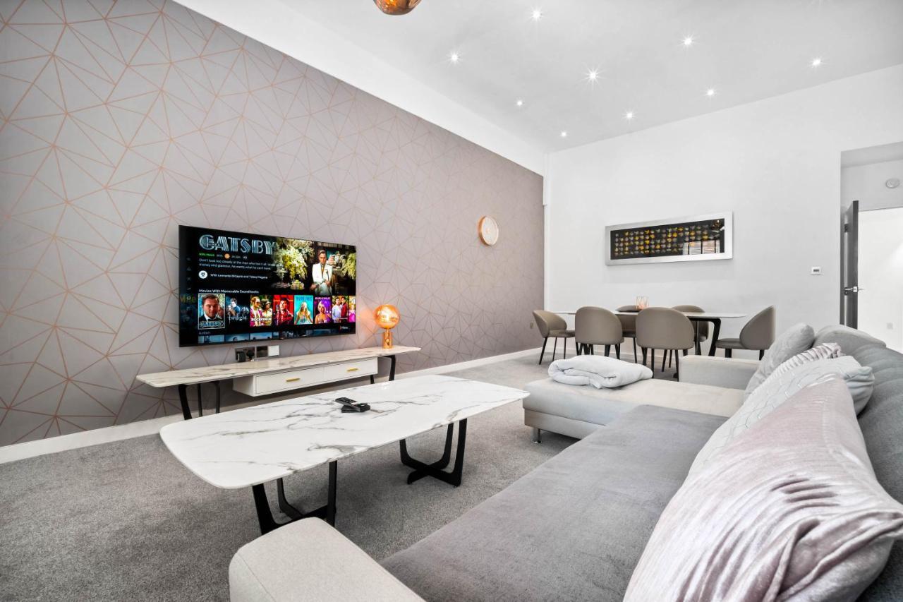 Apartment Secure Parking Gated Development Near JQ & Birmingham City Centre Top Rated Flower Wall 12SH — 4-Star Luxury Hotel in Birmingham, United Kingdom
